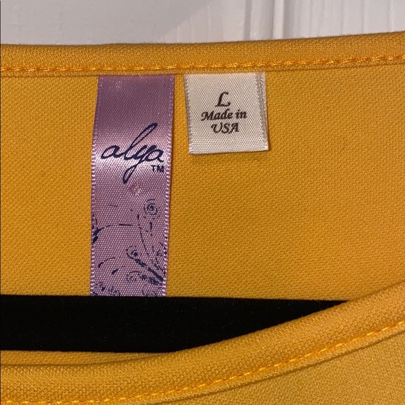 Pretty boutique top! - Picture 3 of 3